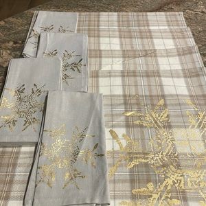 NWOT Placemats with matching napkins